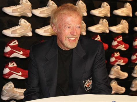  Just Do It: The Inspiring Story of Nike CEO Phil Knight – Opowieść o odwadze, wizjonerstwie i butach, które podbiły świat